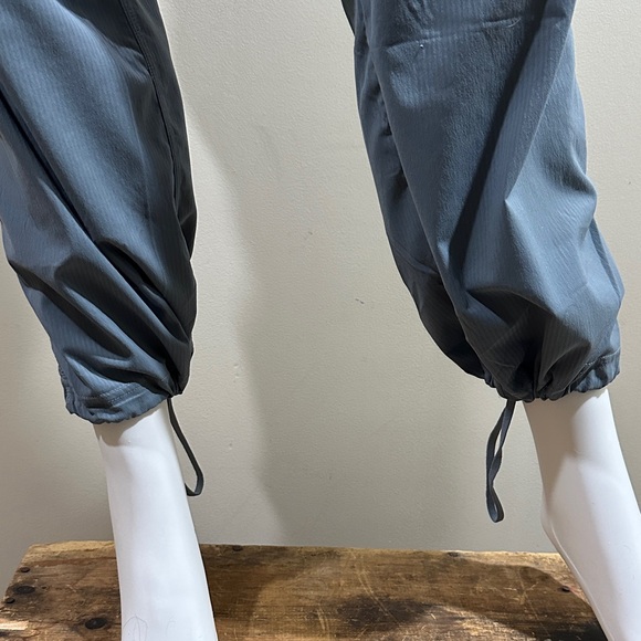 Woman’s Lululemon Size 8 Light Gray Jogger Pants - Picture 2 of 8